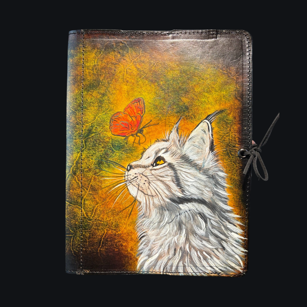 exklusive Leder Buchhülle Katze mit Schmetterling, Ledercover, DIN A5 Schutzhülle 1 - Luna et Sol - Lederbuch mit Katze und Schmetterling