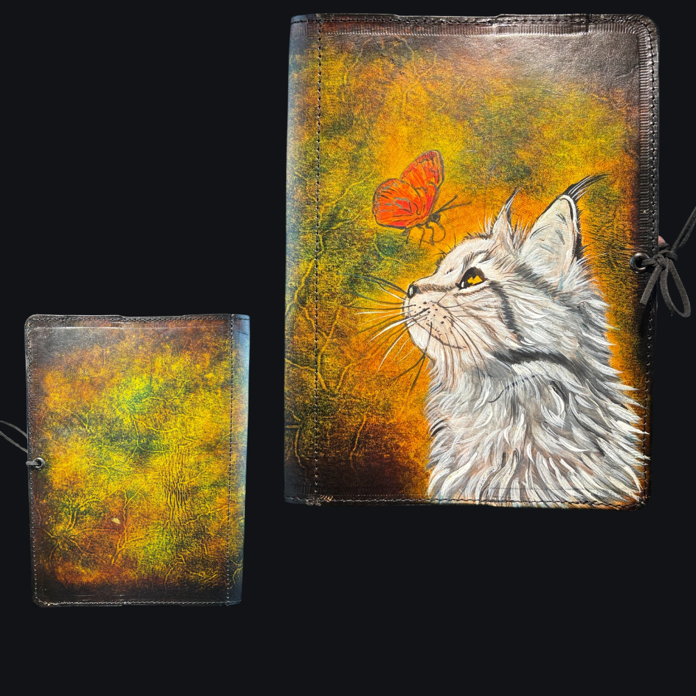 exklusive Leder Buchhülle Katze mit Schmetterling, Ledercover, DIN A5 Schutzhülle 2 - Luna et Sol - Lederbuch mit Katze und Schmetterling