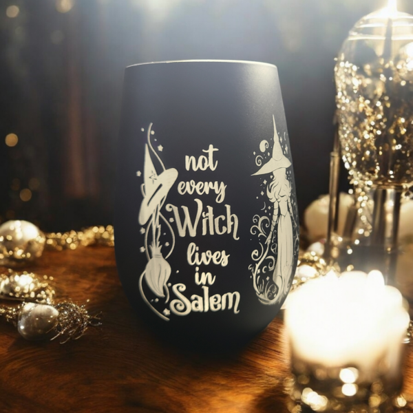 Windlicht Schwarz-Silber mit Gravur Hexenhut und Besen und Zitat not every Witch lives in Salem