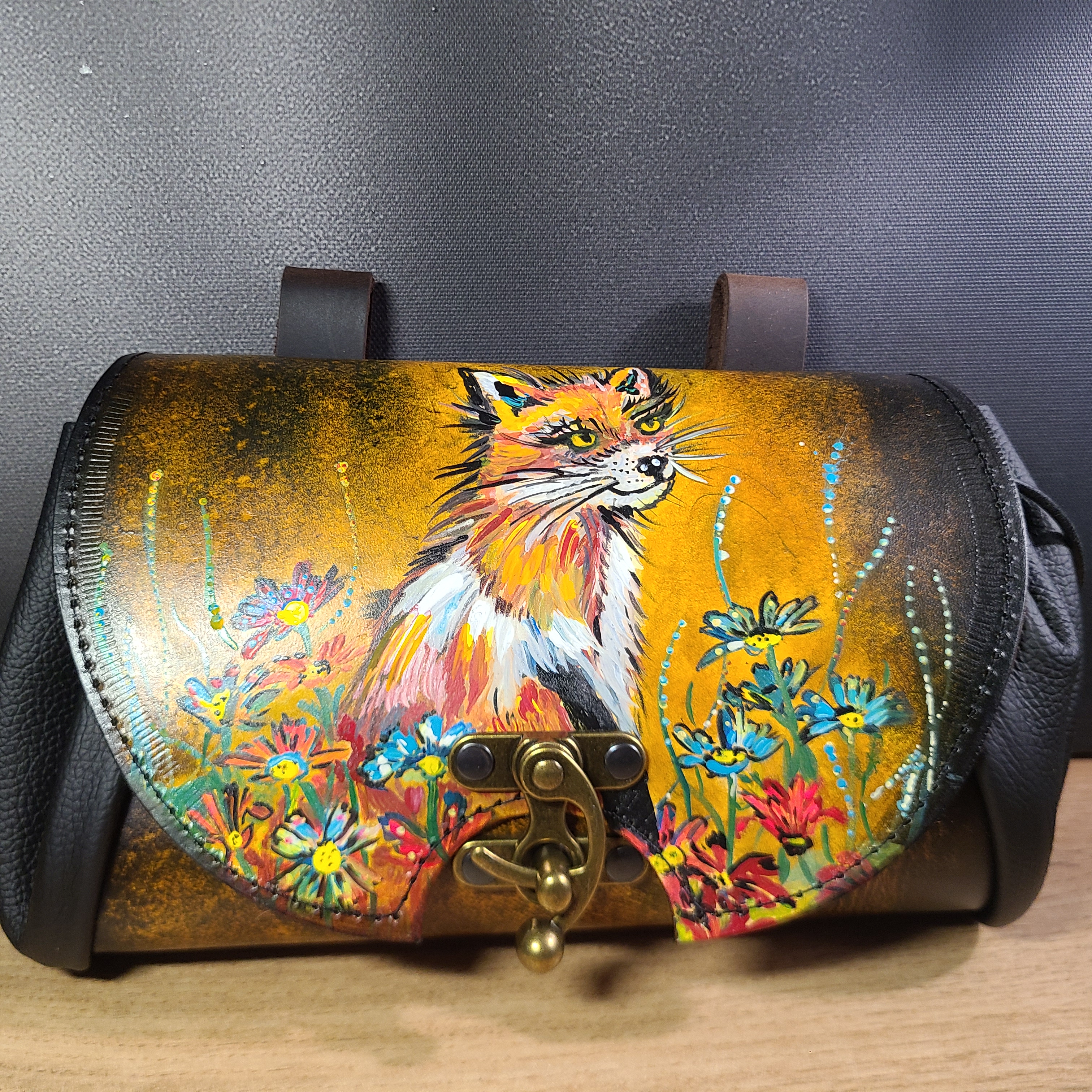 Exklusive Leder Gürteltasche Fuchs im Blumenfeld
