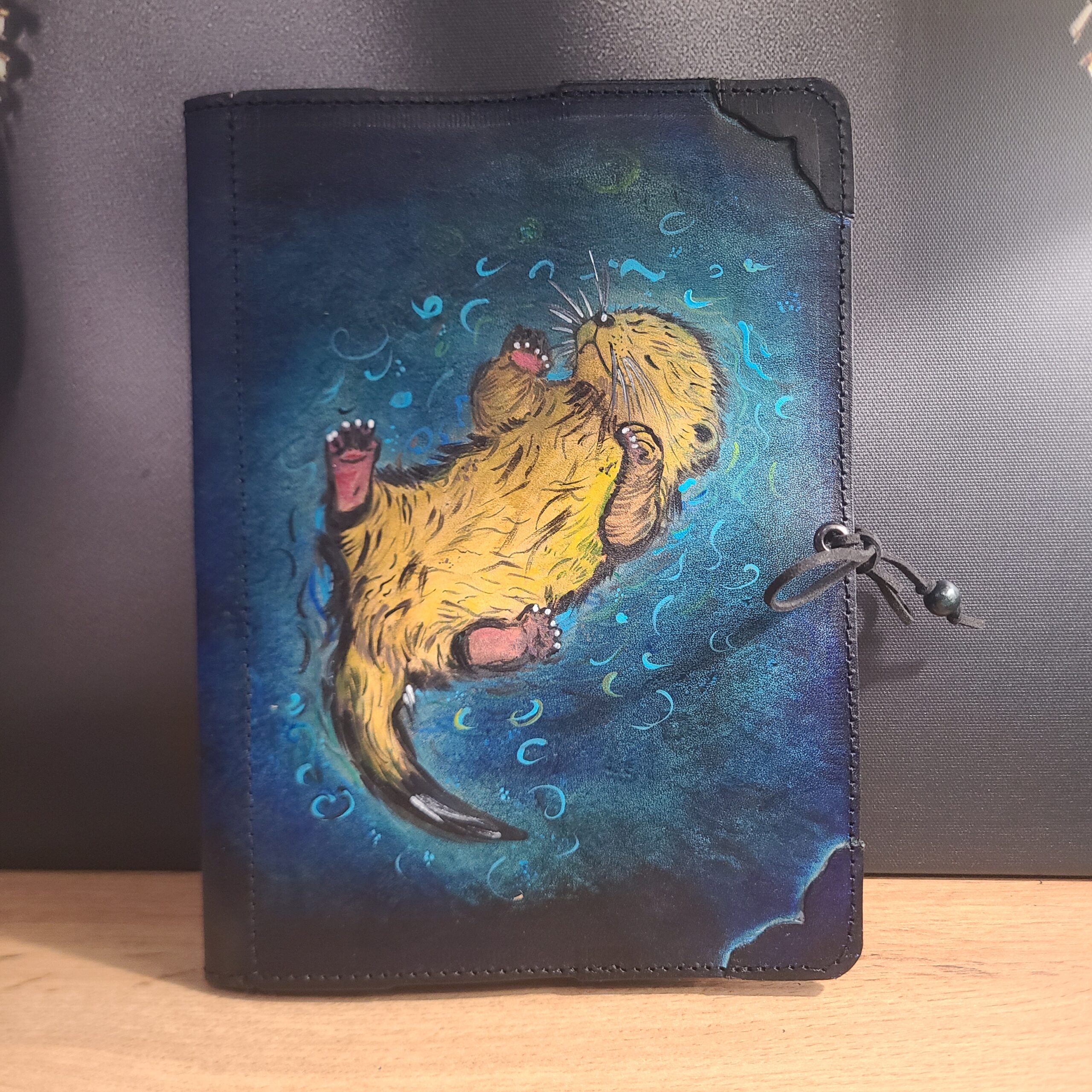 exklusive Leder Buchhülle schwimmender Babyotter, Ledercover, DIN A5 Schutzhülle 1 - Luna et Sol - Ledercover Otter exklusive Leder Buchhülle schwimmender Babyotter, Ledercover, DIN A5 Schutzhülle