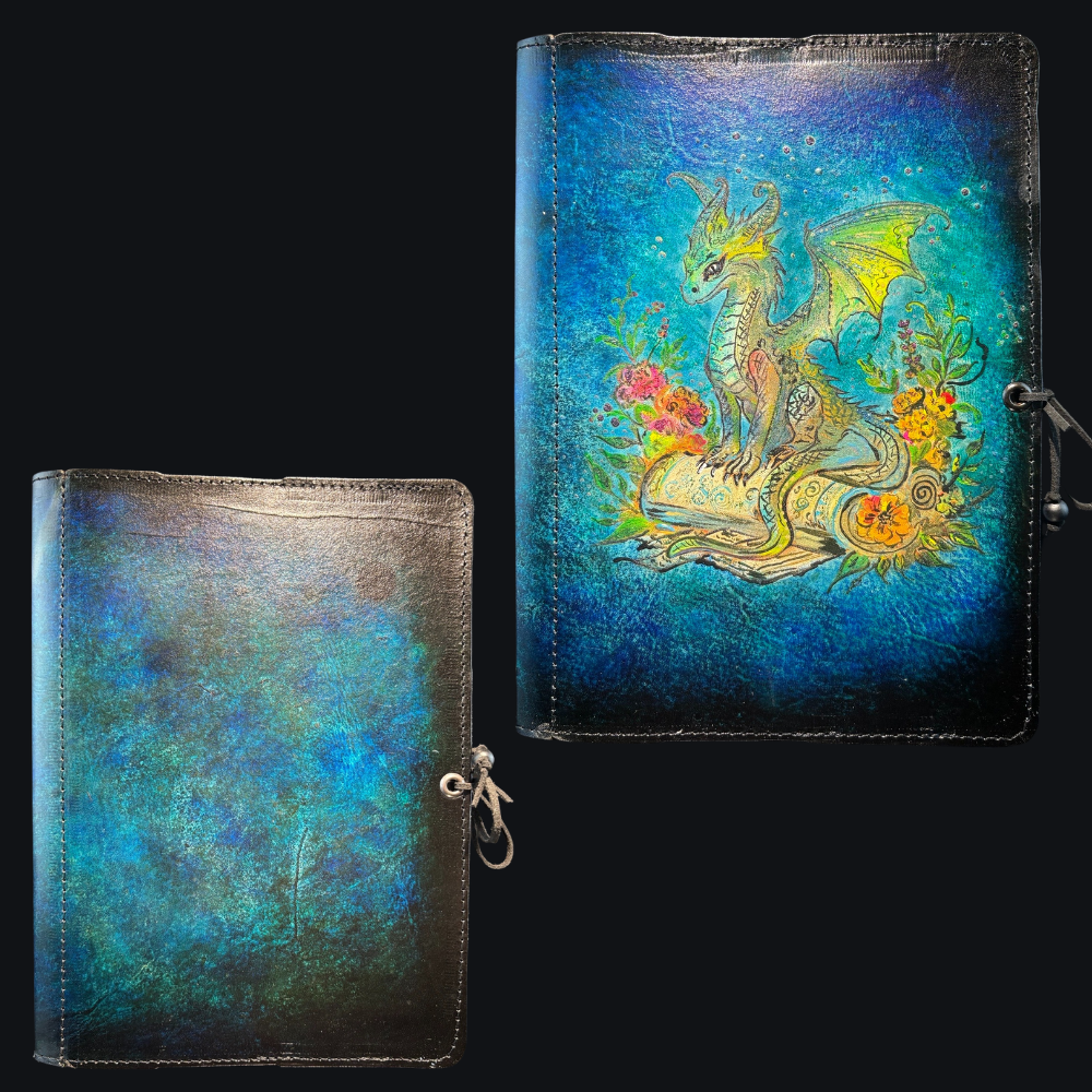 zauberhafte , mystische Leder-Buchhülle mit Drache auf Papyrusrolle 5 - Luna et Sol - mystische Leder-Buchhülle mit Drache auf Papyrusrolle blaue Leder Buchhülle mit Drache auf PAPYRUSROLLE
